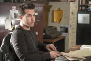 Nachdem Antonio Dawson von seiner Schussverletzung genesen ist, will er sofort wieder an Einsätzen teilnehmen, muss aber zunächst Innendienst verrichten.