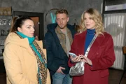 Emily (Anne Menden, l.) realisiert, dass sie ohne Katrin Abstriche in der Agentur machen muss. Rechts Paul (Niklas Osterloh) und Alicia (Josefin Bressel)