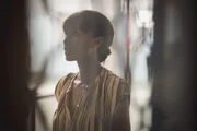Mélissa (Sonia Rolland) führt eine Hausdurchsuchung durch und stößt dabei auf weitere Indizien, die das Rätsel um den Fall vertiefen.