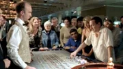 Jimmy Welch (Robin Mossley, re.) ist seit vielen Jahren der Spielsucht verfallen; meistens verliert er jedoch alles. Eines abends hat er eine seltsame Glückssträhne...