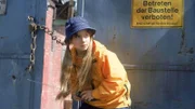 Die kleine Sofie (Sophie Pflüger), die mit einem ferngesteuerten Buggy spielt, schleicht sich heimlich auf das Fabrikgelände...