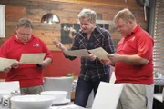 Mehr Ordnung, Strukturen und eine neue Karte: Gordon Ramsay (M.) weiß, was hilft, wenn das Restaurant kurz vor dem Ende steht ...