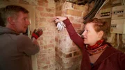 Mareike und Martin haben ein Schnäppchenhaus in Mareikes Ostdeutscher Heimat gekauft. Ehe sie dort einziehen können, muss das gesamte Haus kernsaniert werden.