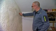 Michael zeigt den gefährlichen Schimmel an der Schlafzimmerwand