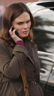 Trotzdem sie sich im fortgeschrittenene Stadium der Schwangerschaft befindet, will Brennan (Emily Deschanel) das Geheimnis lösen, warum Leichenteile eines Mannes Meilen von seinem eigentlichen Aufenthaltsort in die Kanalisation gelangen konnten.
