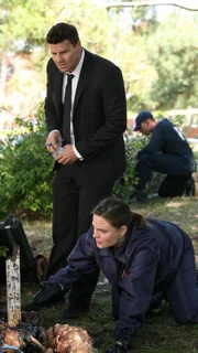 Als nach einem verheerenden Tornado die Leiche eines Sturmjägers gefunden wird, scheint für Brennan (Emily Deschanel, unten) und Booth (David Boreanaz) zunächst alles auf eine "natürliche" Todesursache hinzudeuten.