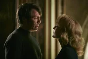 Bedelia (Gillian Anderson, r.) und Hannibal (Mads Mikkelsen, l.) ahnen, dass der Boden heiß wird, auf dem sie sich bewegen. Doch bevor der Kannibale Florenz verlässt, entwickelt er noch einen finalen Plan ...