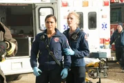Sylvie Brett (Kara Killmer, r.), Gabriela Dawson (Monica Raymund)