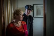 Der falsche Polizist (Alexander Becht, r.) führt Frau Uetersen (Judith von Radetzky, l.) in ihr Schlafzimmer. Sie soll sich einschließen und vor den Einbrechern schützen, während er sich um die Verhaftung kümmern wird.