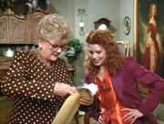 Jessica Fletcher (Angela Lansbury) und Cynthia Broussard (Lisa Akey) begeben sich gemeinsam auf die Suche nach dem Mörder vom Reporter Jim Nash.
