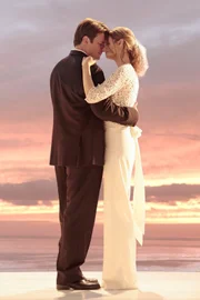 Treten endlich vor den Traualtar: Castle (Nathan Fillion, l.) und Beckett (Stana Katic, r.) ...