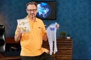 Viele junge Menschen belastet die ungewisse Zukunft sie so sehr, dass sie – trotz Kinderwunsch – auf ein eigenes Kind verzichten würden. Einige möchten auch für die Umwelt auf Kinder verzichten. Denn Kinder bedeuten wiederum einen erhöhten CO2-Fußabdruck. Aber ist der Verzicht auf Kinder wirklich die Lösung? Und können wir in Zeiten wie diesen noch Kinder in die Welt setzen? Eckart von Hirschhausen hat sich dazu Gedanken gemacht - bei „Wissen vor acht - Erde“.