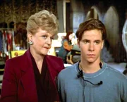 Gary (Allen Cutler) beobachtet mit Jessica (Angela Lansbury) wie sich seine Eltern mal wieder in den Haaren haben.