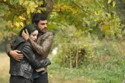 Lorna (Emma Dumont, l.); Marcos (Sean Teale, r.)