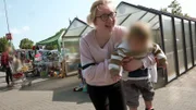 Eine volle Windel ihres Sohnes Lennox treibt Jasmin zur Verzweiflung. Wie wird die Jungmutter das Malheur mitten auf dem Flohmarkt beseitigen?