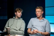 Kai (Niklas Hummel, l.) und Hendrik (Vincent Krüger, r.) waren vor 7 Jahren an der Tankstelle, an der Anastasias Vater das letzte Mal gesehen wurde. Sie können sich daran erinnern, dass der Tankwart mit einem Gast in Streit geriet.