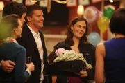 L-R: Daisy Wick (Carla Gallo), Lance Sweets (John Francis Daley), Seeley Booth (David Boreanaz) und Temperance Brennan (Emily Deschanel)