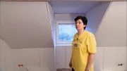 Auch Ralf (40) und Ehefrau Silvia (48) erfüllen sich den Traum vom Eigenheim. Doch marode Wasserleitungen und Holzwurmbefall fressen schon zu Beginn der Sanierung den Großteil des Budgets auf. Dann sprüht auch noch der Stromanschluss Funken.