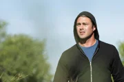 Severide sieht beim Joggen wie ein Bagger auf einer verlassenen Baustelle umkippt.