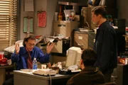 Stan (Richard Lewis, l.) verhält sich etwas komisch. Darüber sind Charlie (Charlie Sheen, M.) und Alan (Jon Cryer, r.) verwundert ...