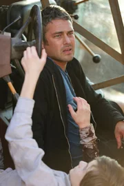 C.J. Adams als Nathan, Taylor Kinney als Kelly Severide.