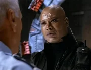 Von SG-3 kehren nur drei Mitglieder zurück, darunter auch Teal'c (Christopher Judge, re). Sie haben unter großen Verlusten Naquada für General Bauer (Lauwrence Dane) und seine Experimente besorgt... Als General Hammond dem entsetzten Team seinen Rücktritt bekannt gibt, ahnt O'Neill, dass mehr dahinter stecken muss, als die Sehnsucht des Generals nach Ruhe. Tatsächlich ergeben seine Nachforschungen, dass Hammond von oberster Stelle abkommandiert wurde, weil er sich weigerte, extraterrestrische Technologie um jeden Preis für die Menschheit verfügbar zu machen. Hammond wird durch den skrupellosen General Bauer ersetzt, der als erstes das SG-1-Team auflöst und Carter damit beauftragt eine Bombe zu bauen, die in der Lage ist, ganze Planeten zu zerstören. O'Neill erkennt, dass es wirklich an der Zeit ist, die Dinge wieder gerade zu rücken. Doch um das NID schachmatt zu setzen und Hammond zurückzuholen, muss er ausgerechnet mit Colonel Maybourne zusammen arbeiten.
