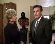 Der Filmproduzent Boyce Brown (Mike Connors) bittet Jessica (Angela Lansbury), ein paar Szenen in dem Drehbuch umzuschreiben.