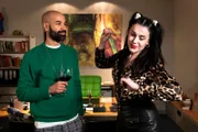 Tina (Anita Eichhorn) überredet Naveen (Markus Subramaniam) zu einem Absacker im Büro.