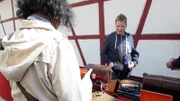 Darius hat seinen eigenen Verkaufsstand auf dem Flohmarkt.