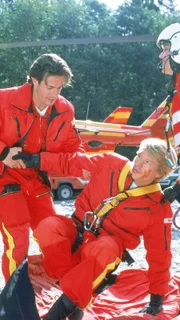 (v.li.) Mark Harland (Urs Remond), Peter Berger (Serge Falck) und Lena Lassen (Tabea Tiesler) proben den Ernstfall.
