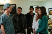 Die kleine Nichte von Kim Burgess (Marina Squerciati, r.) schwebt nach der Explosion in Lebensgefahr, sie braucht eine Spenderleber. Dr. David Arata (Dylan Baker, l.) übermittelt die Nachricht. Hank Voight (Jason Beghe, 2.v.l.), Alvin Olinsky (Elias Koteas), Dr. Holly Thelan (Amanda Righetti) stehen Kim zur Seite.