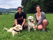 Martina Kropp hat zwei Golden Retriever, "Capper" und "Joyce". Ihre Lieblinge sind eigentlich ganz gut erzogen, wäre da nicht eine Macke bei "Capper", auf die sich niemand einen Reim machen kann. Sobald Martina mit den beiden in der Natur unterwegs ist, sondert sich "Capper" klammheimlich ab, sucht die nächste Wiese auf und buddelt erst mal kräftig den Boden um. Doch damit nicht genug: "Capper" stopft auch die Grasbrocken nur so in sich hinein. Und nach dem Fresswahn kommt die Durchfallattacke in Martinas Wohnzimmer. Ein schlimmer Zustand, der dringend nach dem Einsatz des Hundeprofis verlangt.