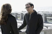 Justin Yates (Omid Abtahi, r.) erzählt Melinda (Jennifer Love Hewitt, l.) von einem Segelboot- Unfall, bei dem er seine damalige Freundin im Stich gelassen hat ...