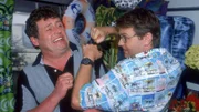 Lothar (Rene Heinersdorff, re.) soll Benno (Willi Thomczyk) ein blaues Auge schlagen, damit sie erzählen können, sie hätten die Dose im Kampf zurück erobert.