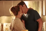 Bei den Ermittlungen in einem neuen Fall finden sich Castle (Nathan Fillion, r.) und Beckett (Stana Katic, l.) plötzlich in einer Parallelwelt wieder ...