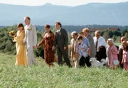"Queen Mum" Edda Hartwig (Heidelinde Weis, li.) heiratet ihren Traummann Martin Bergmann (Hans Peter Korff, 2. v. li.). Eddas Tochter Annabelle (Simone Thomalla, 3. v. li.) und deren Mann Friedrich (Stephan Schwartz, 4. v. li.) wohnen der Trauung bei.