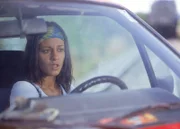 Der hochschwangere Stella Berger (Edita Malovcic) ist mit ihrem Auto auf den Bahnschienen liegengeblieben. Plötzlich hört sie einen Zug heranrasen...