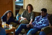 Gemma (Thalissa Teixeira, l.), Ray (Ariane Labed, M.) und Kieran (Gary Carr, r.) sprechen über ihre Zukunft und über das bevorstehende Café, welches sie gemeinsam führen möchten. Plötzlich ereignet sich ein Unfall.