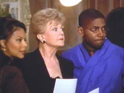Jessica (Angela Lansbury) ist mit ihrer Assistentin Serena (Kathleen Garrett) auf einer Versteigerung. Ein Mitarbeiter des Auktionshauses (Darsteller unbekannt) hilft ihnen.
