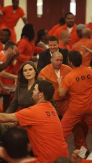 Booth (David Boreanaz, M. hinten) schlimmster Albtraum wird wahr, als er und die hochschwangere Brennan (Emily Deschanel) bei einer Befragung im Gefängnis in einen Aufstand unter den Gefangenen geraten...