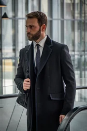 Massimo Ruggero (Alessandro Borghi)