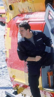 Martin (Martin Eschborn) entwendet den Medicopter, um Wächter in der Luft zu stellen...