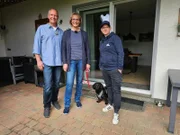 Rolf und Petra mit Dackelmix "Balou" und Trainerin Melle Hofmann (r.).