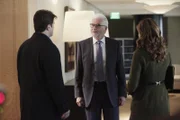 Castle (Nathan Fillion, l.) versteht die Welt nicht mehr - sein eigener Vater stellt sich ihm als Anderson Cross (James Brolin, M.), der in illegale Geschäfte verwickelt zu sein scheint, vor. Kate Beckett (Stana Katic, r.) ahnt nicht, dass die beiden sich bereits kennen ...