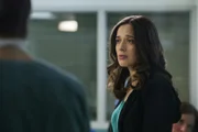 Kim Burgess (Marina Squerciati) hält Nachtwache für ihre Nichte, deren Leben am seidenen Faden hängt.