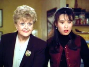 Jessica Fletcher (Angela Lansbury, l.) hilft ihrer ehemaligen Studentin Miko (Vivian Wu) bei der Lösung eines heiklen Mordfalles.