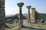 Überreste antiker Zivilisationen prägen die albanischen Hochebenen. Sie inspirierten Lord Byron zu einem romantischen Albanien in „Childe Harolds Pilgerfahrt”.
