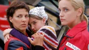 Biggi (Sabine Petzl, li.) und Karin (Roswitha Meyer, re.) kümmern sich um die kleine Pia (Julianna Pirillo), die unter Schock steht und kein Wort sagt.