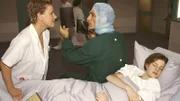 Nikola (Mariele Millowitsch, l.) ist glücklich: Schmidt (Walter Sittler) hat den Urlaub abgebrochen, um Nikolas Tochter Stephanie (Frederike Grasshoff) zu operieren.