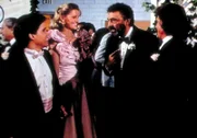 Jonathan (Michael Landon, r.) und Mark (Victor French, 2.v.r.) freuen sich, dass Kate (Susan Savage, 2.v.l.) und Sammy (Joel Hoffman, l.) doch noch gemeinsam auf dem Abschlussball erschienen sind.